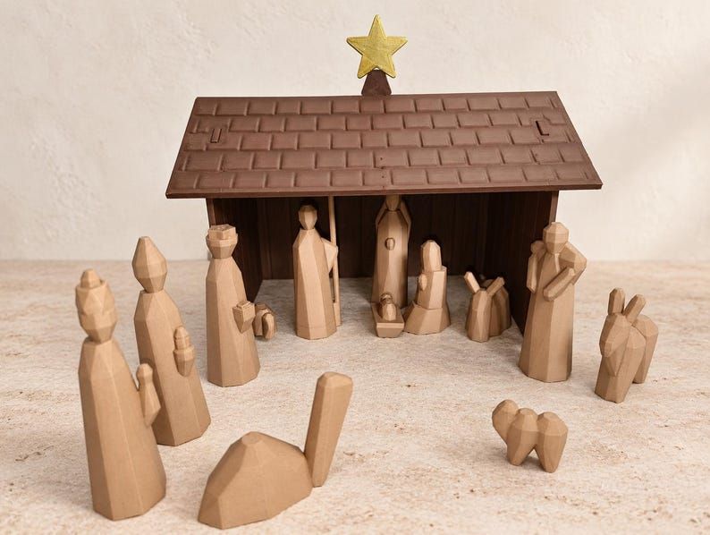 Moderne Weihnachtskrippe mit Stall und facettierten Figuren in Holzoptik